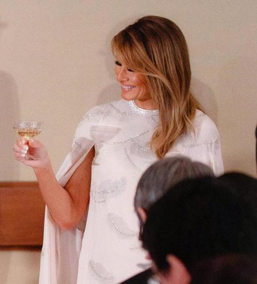 梅拉尼娅穿白裙尽显高贵优雅,身段迷人显年轻,气质也高贵