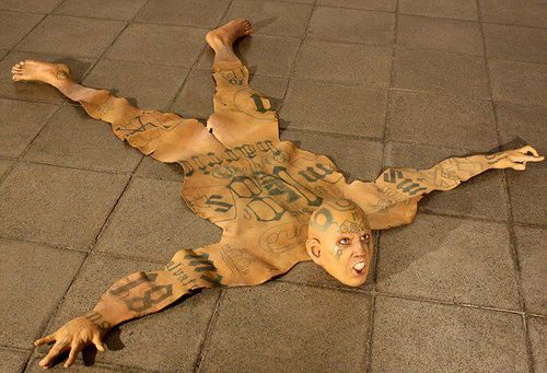 墨艺术家做超写实人皮毯展现帮派斗殴暴力血腥组图