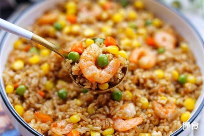 一人吃饭也不能对付来碗虾仁蛋炒饭色香味俱全营养丰富