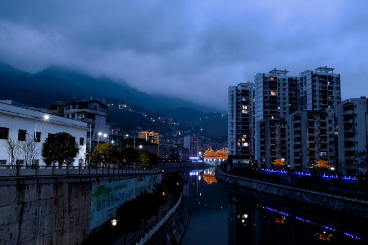 美丽鹤峰我的家灯影里的溇水河