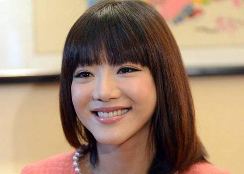 邓家佳之所以长相甜美可爱,首先是她的面部饱满圆润,下巴虽然长