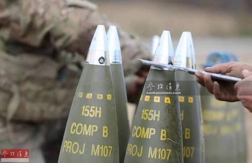 美军炮兵为155毫米炮弹加装引信特写.