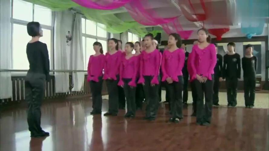樱桃红之袖珍妈妈笑笑的舞蹈服沾水掉色回家就找杜鹃妈出气