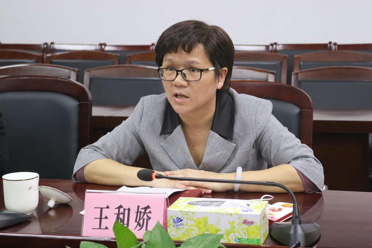 琼山区政府区长王和娇接访群众