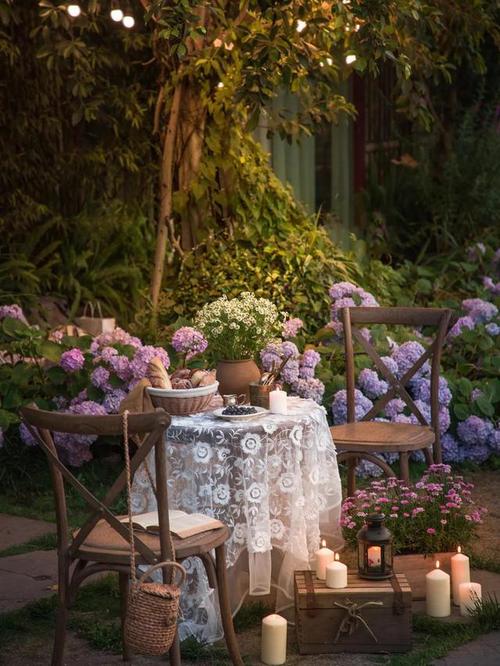 复古法式蕾丝桌布,在阳光或灯光的作用下,给小花园蒙上了一层浪漫