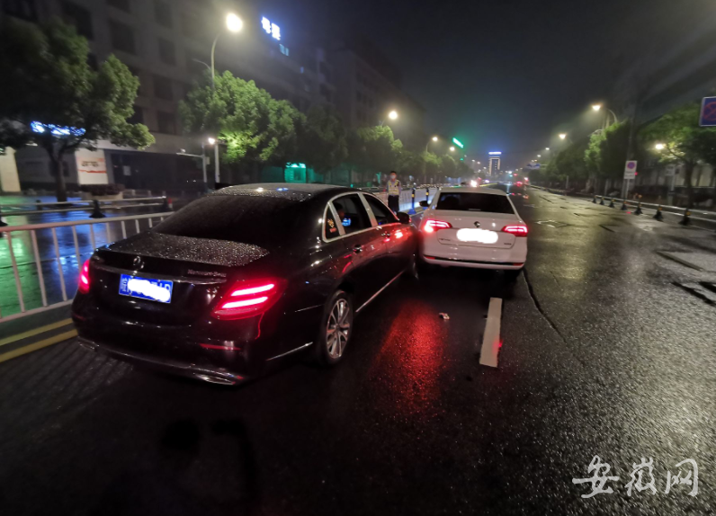 阜阳一奔驰被追尾却逃逸这是为啥