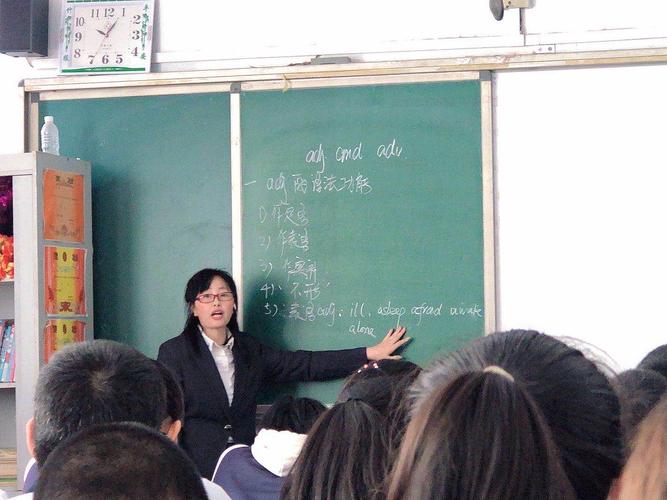 石岩老师是一名从教多年的英语骨干教师,注重学生实际,善于把