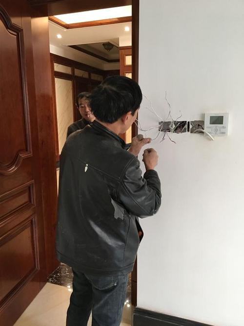 电工师傅正在安装开关插座