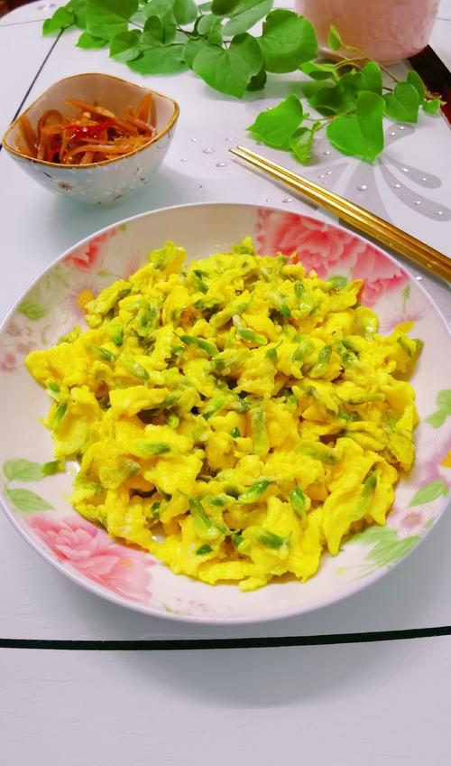 槐花炒鸡蛋