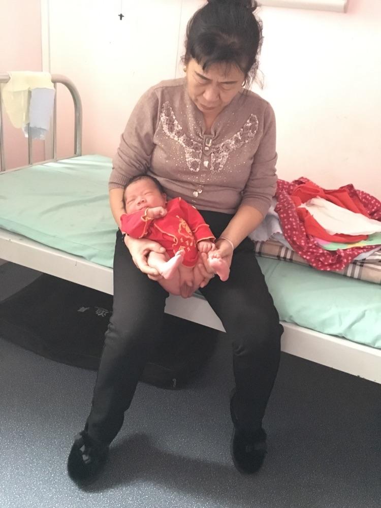 三天奶奶给把尿了