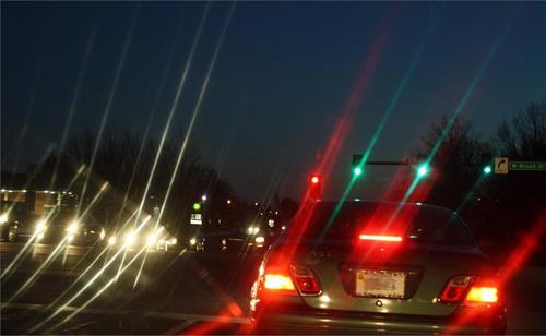 2张「有散光vs没散光」眼里世界对比照,一看到「散光者眼前悲惨画面」