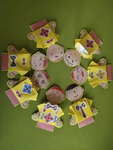 黎城紫丹幼儿园海豚班——手工制作《新年穿新衣》