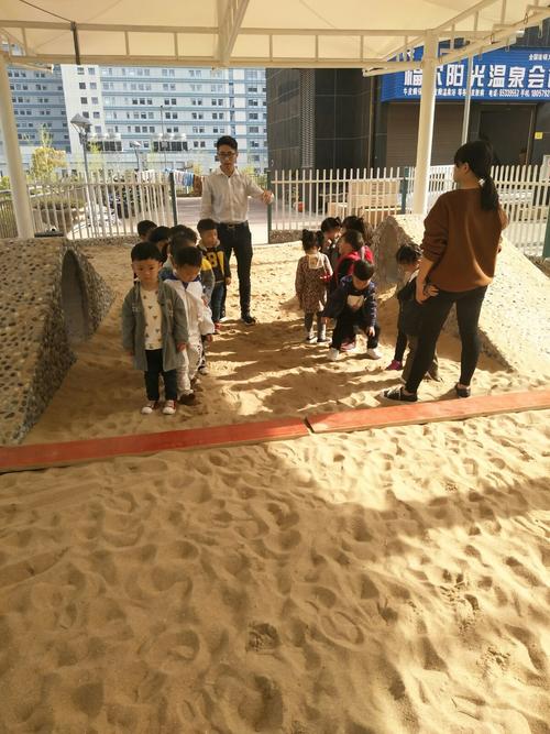新丝路幼儿园托班段体能沙地比赛