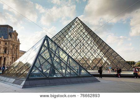 the louvre pyramid in paris