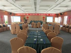 会议桌形岛屿形怎么摆放