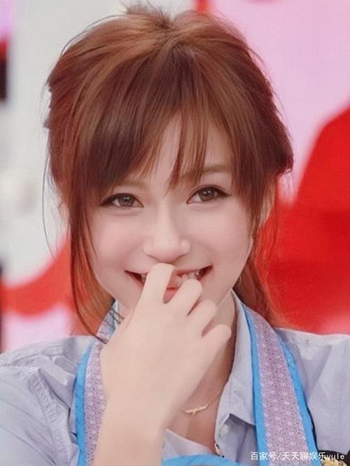 很多人都表示angelababy的颜值巅峰是在2009年的时候,那时候的她脸上