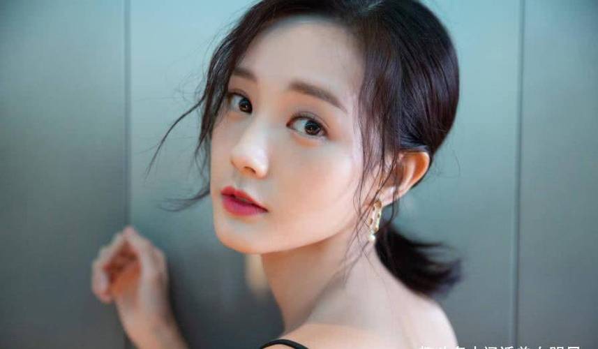 李一桐素颜照清纯可爱,五官轮廓清晰,来来来,再来欣赏一波女神的美照