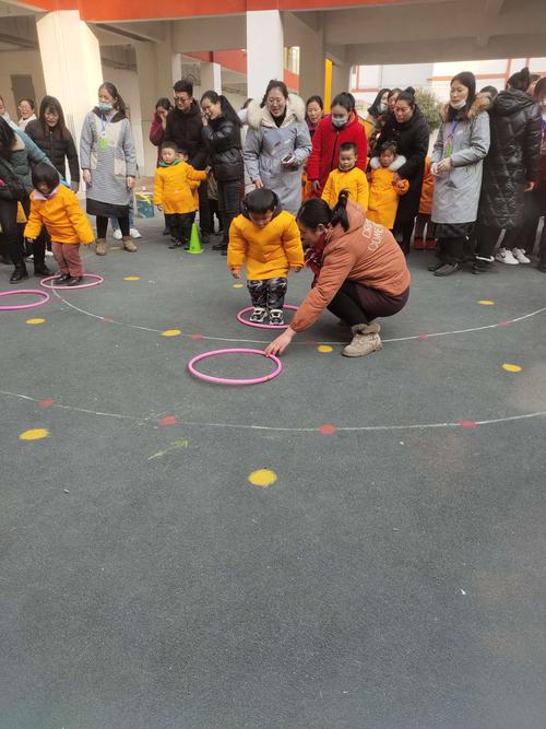 接下来的游戏是《螃蟹夹球》 目标 1.锻炼孩子的腿部力量 2.