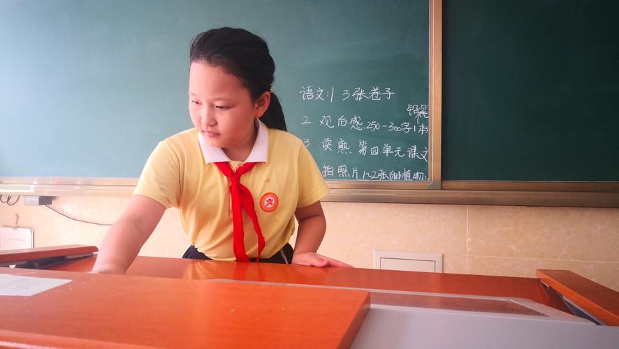 吴鑫淼同学把讲台擦的干干净净