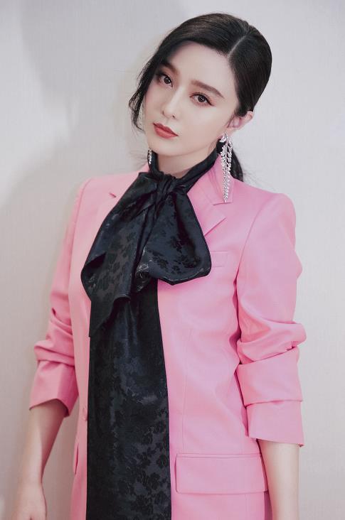 范冰冰粉色西装 肤白貌美魅力四射