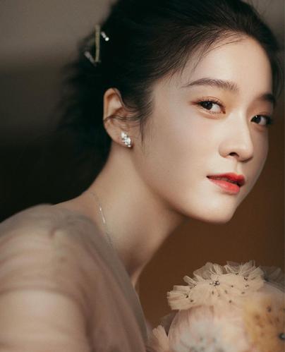 原创被张雪迎惊艳,穿立体花朵薄纱裙仙气十足,秀精致锁骨优雅迷人