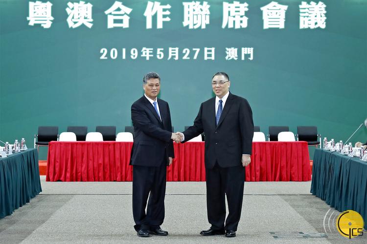 澳门行政长官崔世安 右 与广东省省长马兴瑞在会前合影