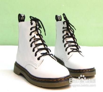 另外把靴子的高帮放了下来,鞋带穿到第7个孔或第8个孔,然后不用扎紧