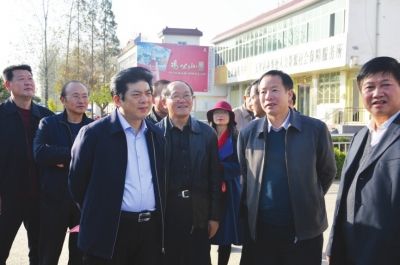 图②为信阳市委常委,政法委书记谢天学到基层走访调研