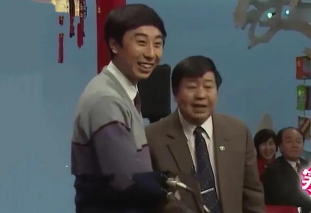 冯巩祭奠师傅马季,眼眶含泪话语凝噎,近50年师徒情感天动地