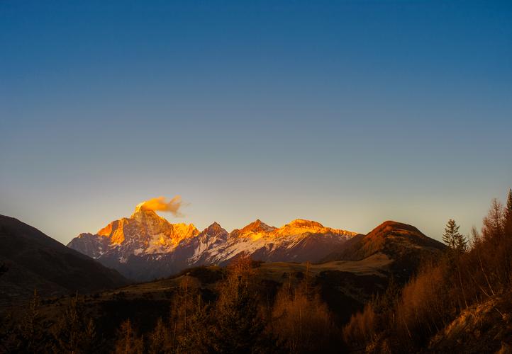 标题:日照金山——四姑娘山全貌