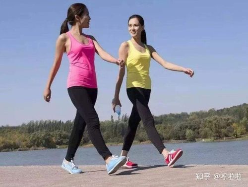 成直线,同时摆动手臂;每天走30分钟以上,长期坚持下去,对心脏大有裨益