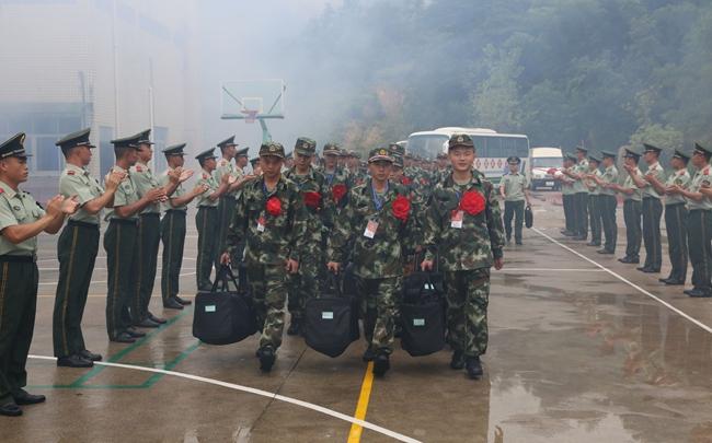 武警三明支队喜迎2016年度首批新兵入营(图)