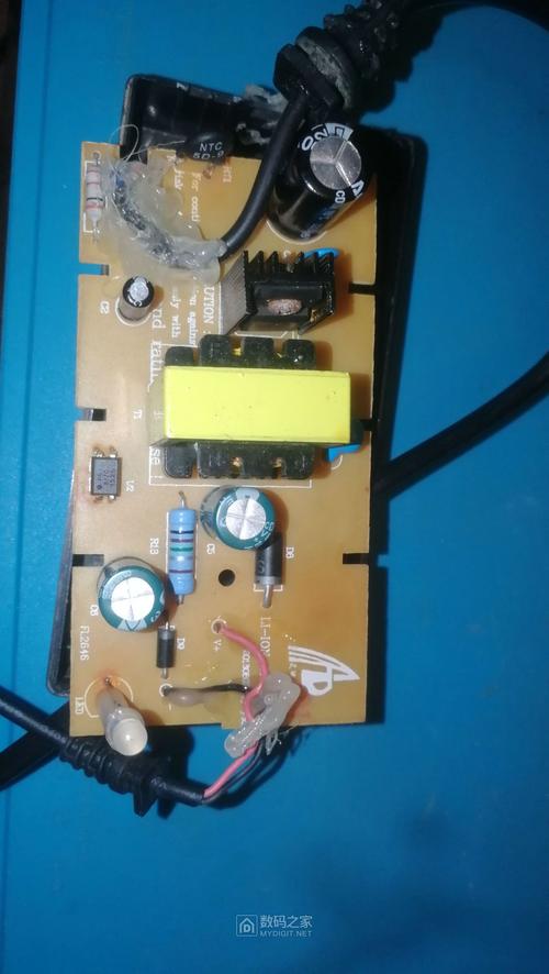 拆一个锂电池充电器cdq1803