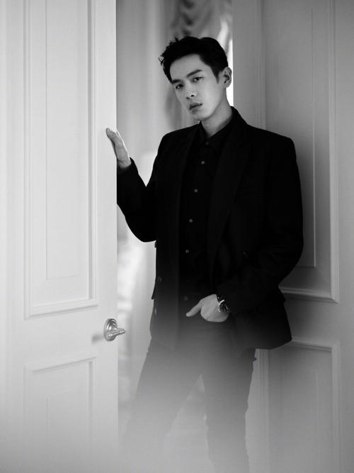 张若昀黑色西装造型气场强大酷帅十足