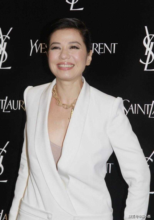 女神钟楚红经常会尝试长发,但是这一次剪了短发的她依然很美,而且这种