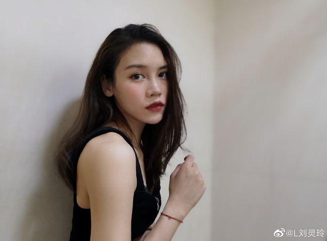 蹦床女神刘灵玲晒美照,泪痣妆展现冷艳魅力,风情万种明艳动人!