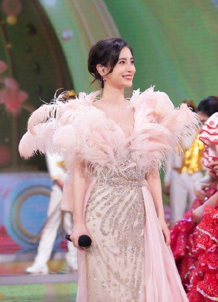 离婚后第一个大动作,angelababy主持北京春晚,她想接班某爽?