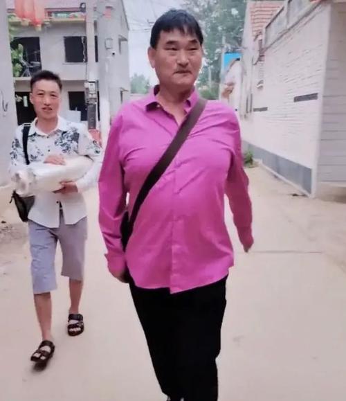 "大衣哥"朱之文和女粉丝约会
