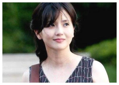 非常陌生,你们看到的她已经开始扮演"妈妈"的角色,出生于1966年的她
