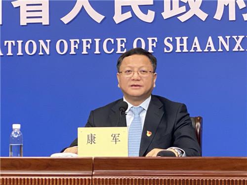 西咸新区党工委副书记,管委会主任康军介绍相关情况 摄影 王娜