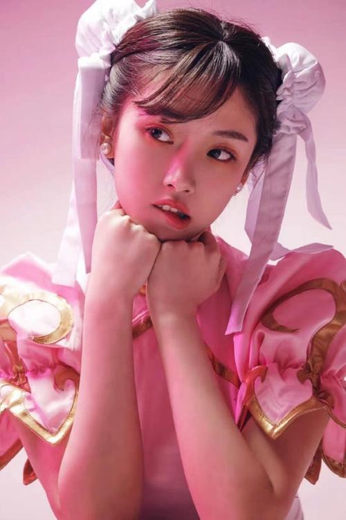 半藏森林的春丽cos,和成龙比差远了