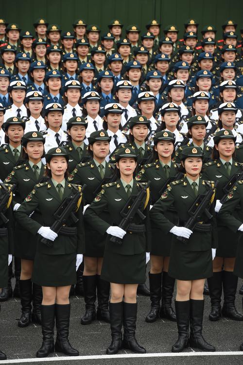请祖国检阅 | 女兵方队:首次以挂枪形式,全新编成亮相