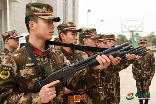 2月3日,担负春运执勤任务的武警南宁市支队官兵上哨前验枪.