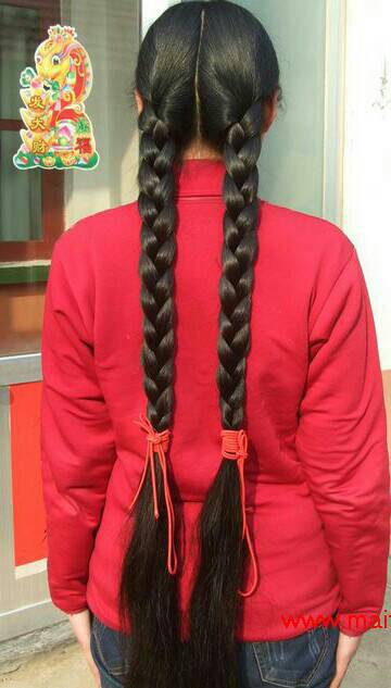 每天上午有车接送我去高档美发厅进行特殊护发和长辫子.发长