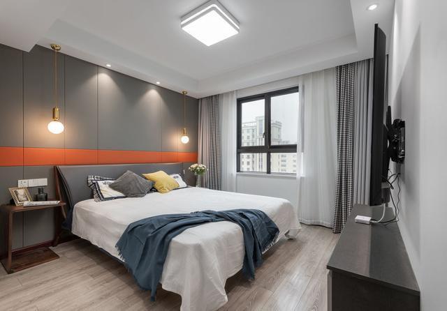 主卧整体浅色调为主,床头硬包融入一条爱马仕橙的块面