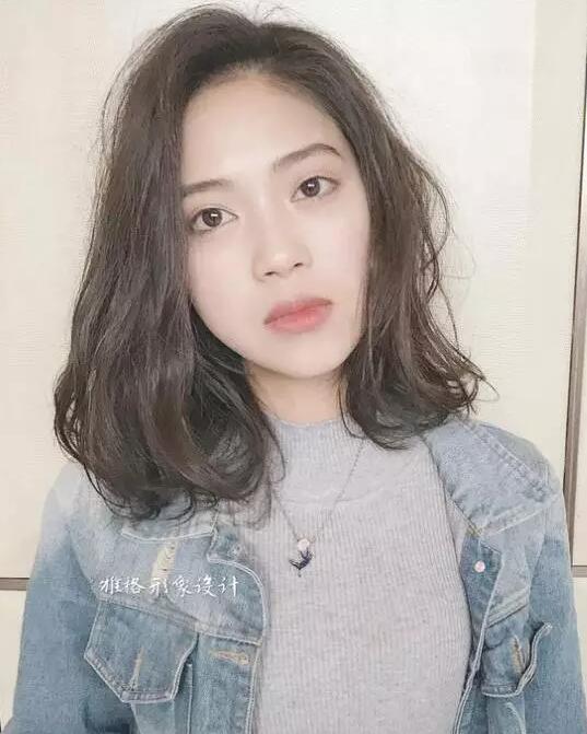 2017春天流行齐肩内扣梨花烫卷发型女图片