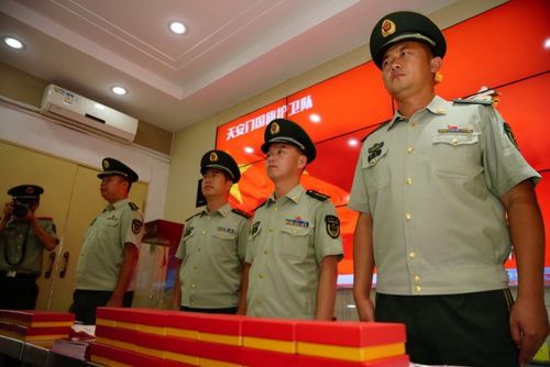国旗护卫队 下午16:00在故宫午门前的军营 举行了摘衔仪式 总队政委偕