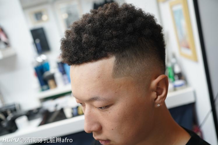 黑人烫发型好看吗