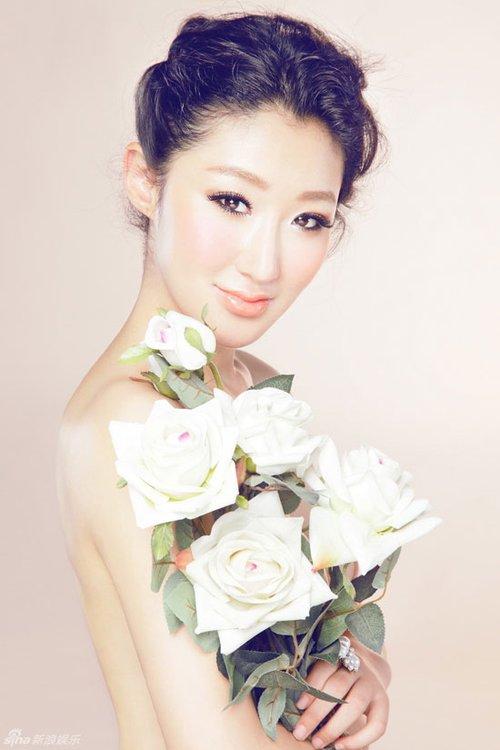 李依馨被藏獒压身狂咬 网友竞猜在拍什么戏[图]