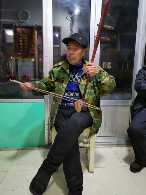 赵爷爷拉二胡,一曲"妈妈的吻"大家会唱的都跟着唱起来